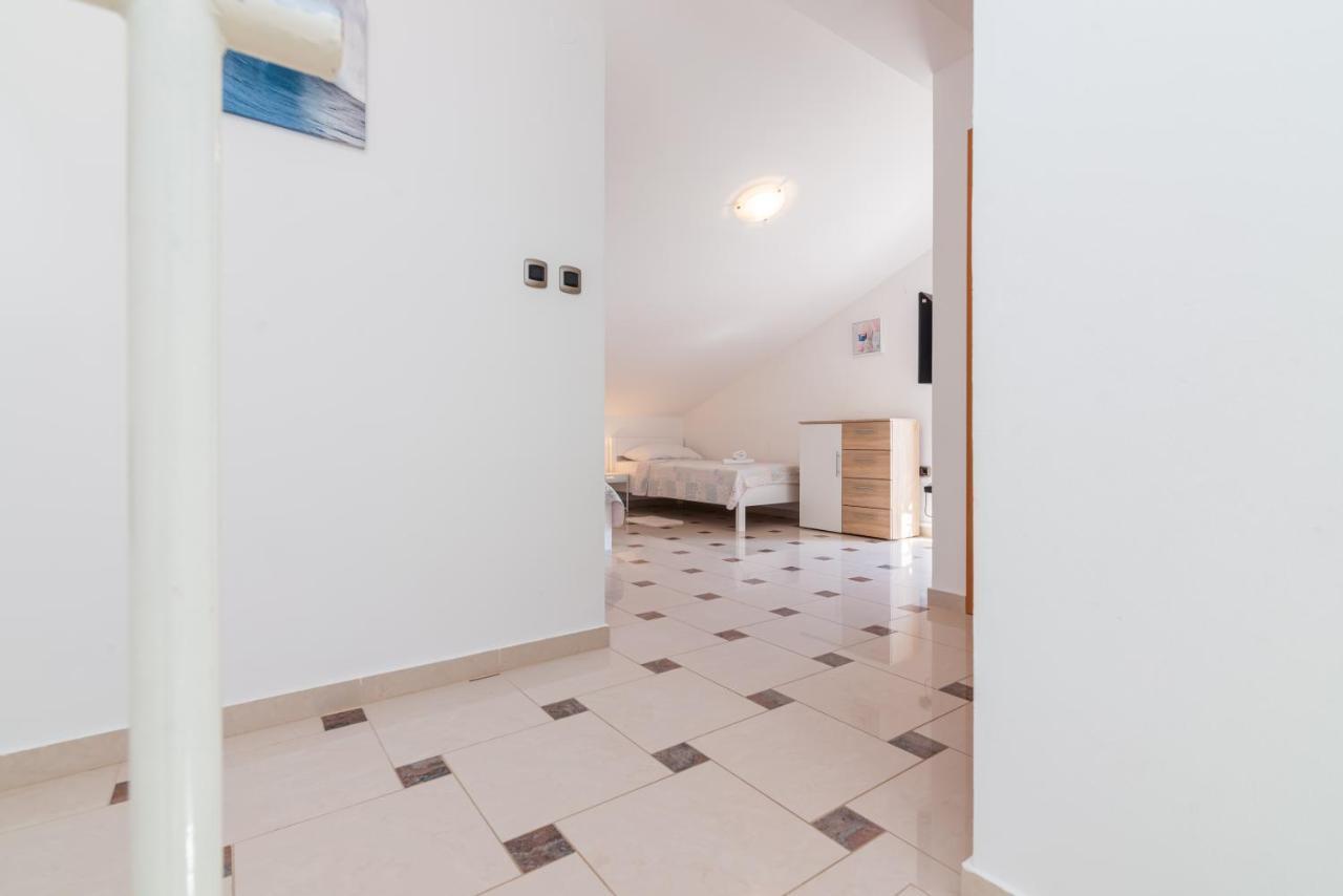 Beautiful Apartment Lovorka 6 , Baska, Krk Baška Exterior foto