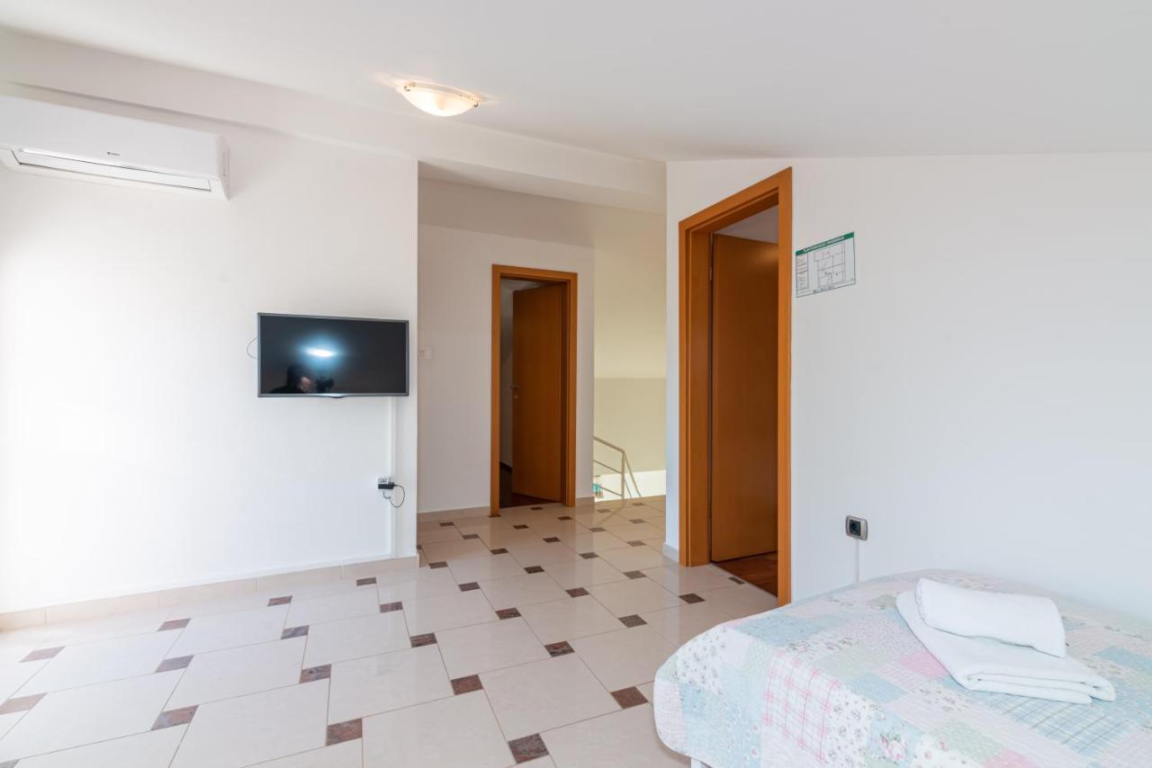 Beautiful Apartment Lovorka 6 , Baska, Krk Baška Exterior foto